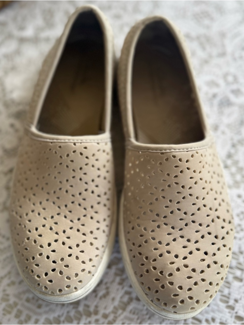 Clarks Womens Slip On Comfort Shoes Cream Perforated Flats Size 6.5